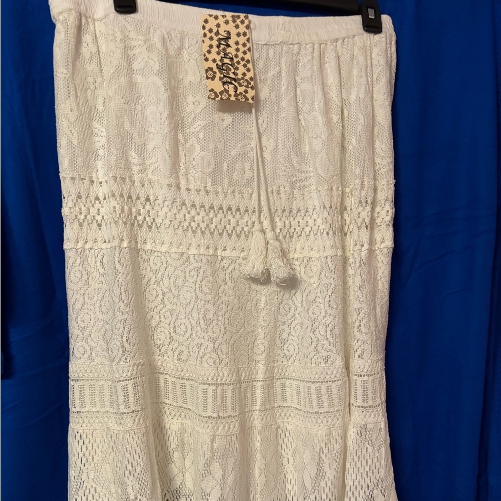 Beautiful cream colored lace skirt. Women’s size 3X.